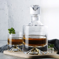 Ensemble de carafour et de verre de whisky en gros